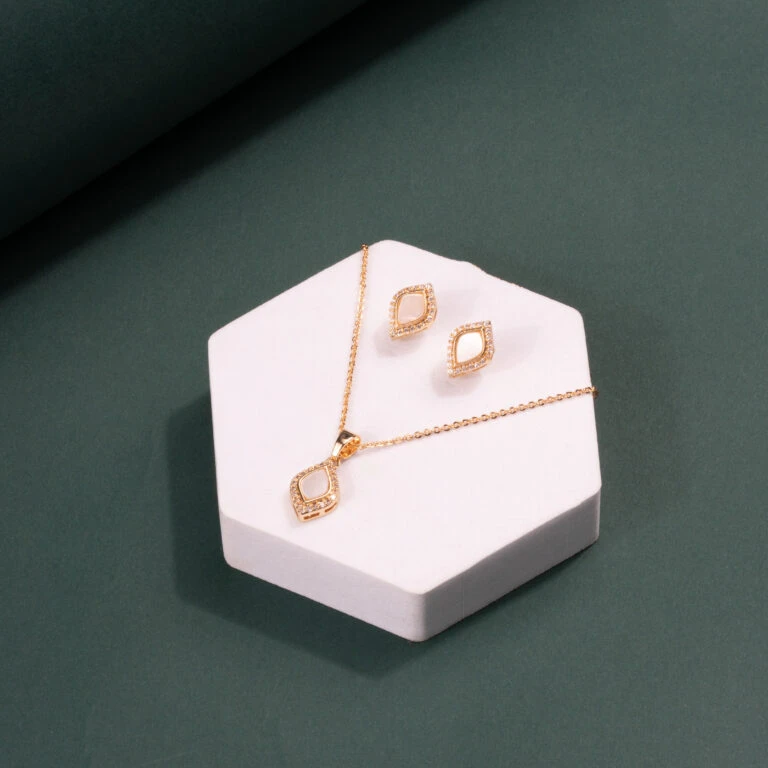 Elegant Mint Mother of Pearl Pendant Set